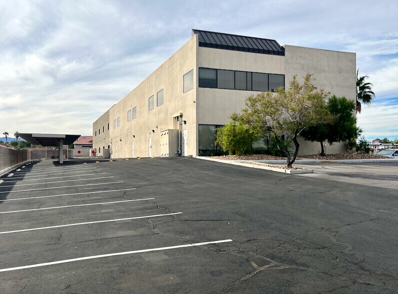 6431 W Sahara Ave, Las Vegas, NV à louer - Photo du bâtiment - Image 2 de 13