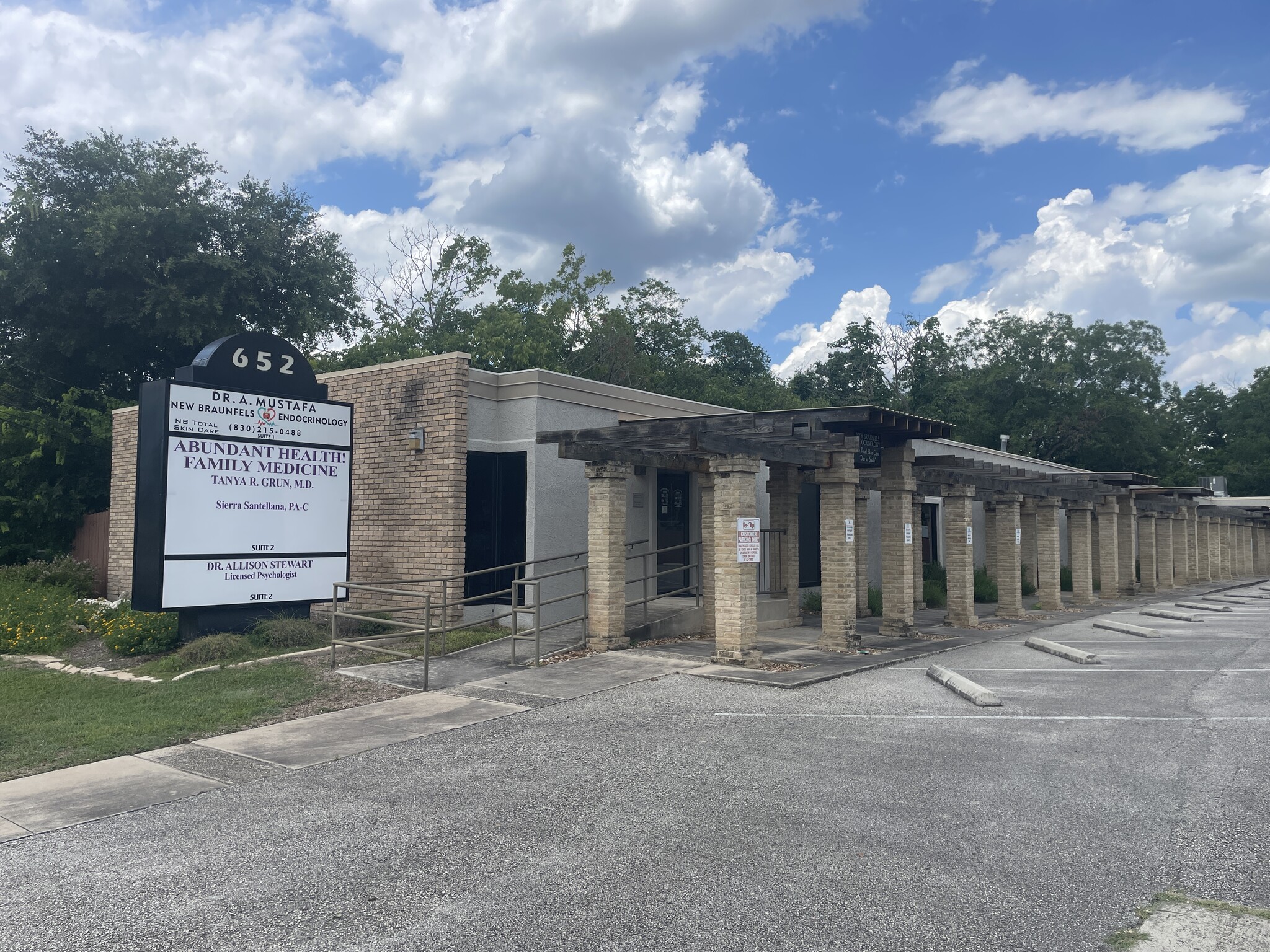 652 N Houston Ave, New Braunfels, TX for lease Building Photo- Image 1 of 6