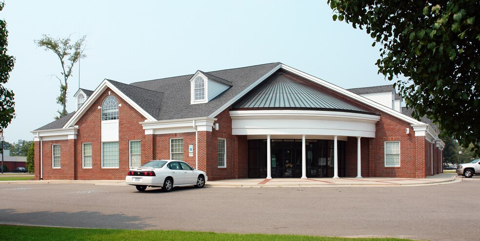 333 E Russell St, Fayetteville, NC à louer - Photo du bâtiment - Image 1 de 4