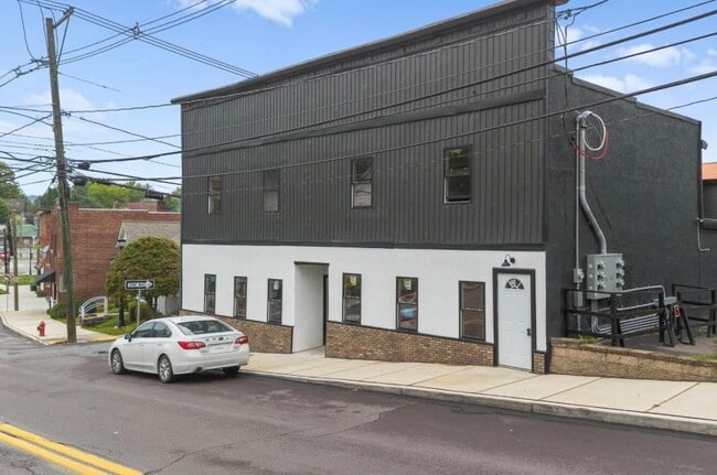 Plus de détails pour 42-44 Main St, Dallas, PA - Commerce de détail à vendre
