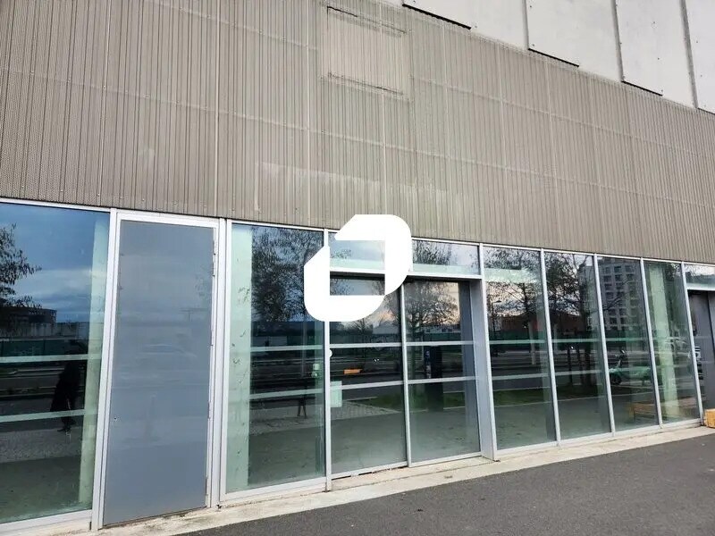 Retail in Bordeaux for lease Building Photo- Image 1 of 8