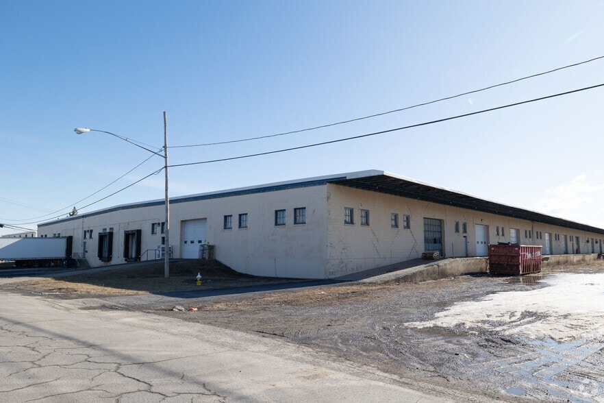 705 Business Blvd, Schenectady, NY à vendre - Photo du bâtiment - Image 2 de 24