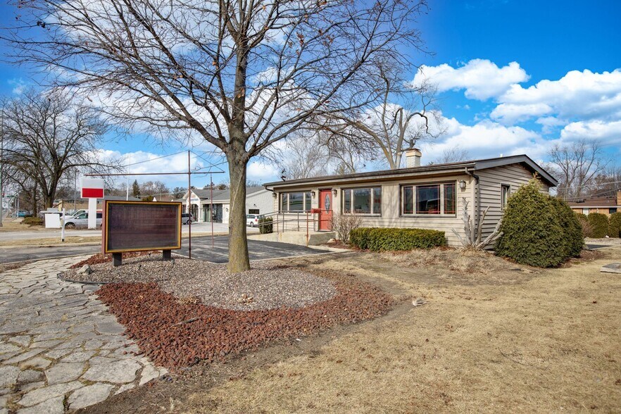 1825 Roosevelt Rd, Wheaton, IL à vendre - Photo du bâtiment - Image 1 de 17