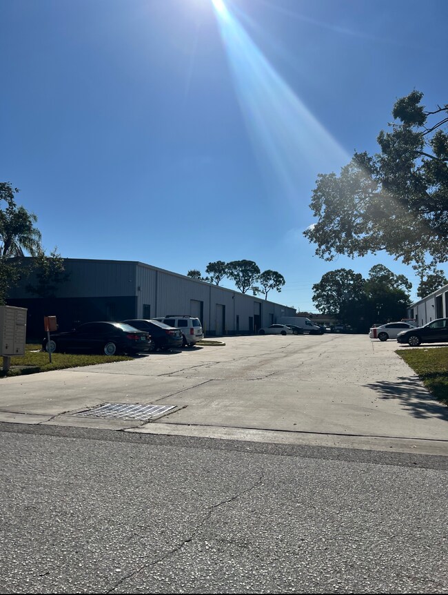 Plus de détails pour 4480 107th Cir N, Pinellas Park, FL - Industriel à louer