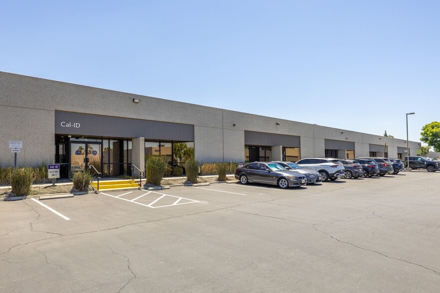 1020 Iowa Ave, Riverside, CA à louer - Photo du bâtiment - Image 3 de 9