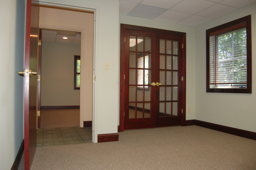 1 Mill Ridge Ln, Chester, NJ for lease - Interior Photo - Image 2 of 8