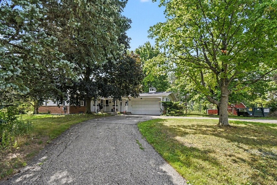 5124 60th St SE, Grand Rapids, MI à vendre - Photo du bâtiment - Image 2 de 32
