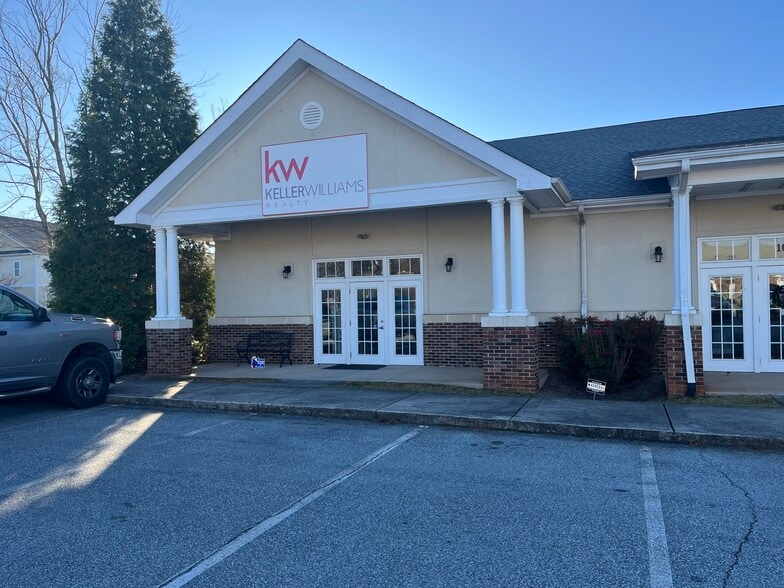 3735 Admiral Dr, High Point, NC à louer - Photo du bâtiment - Image 2 de 6