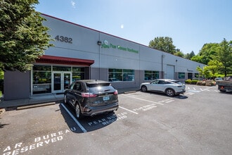 4382 SE International Way, Milwaukie, OR à louer Photo du bâtiment- Image 2 de 21