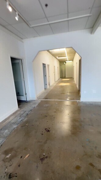 323-329 Central Ave, Sarasota, FL à louer - Vidéo sur l’inscription commerciale - Image 2 de 32