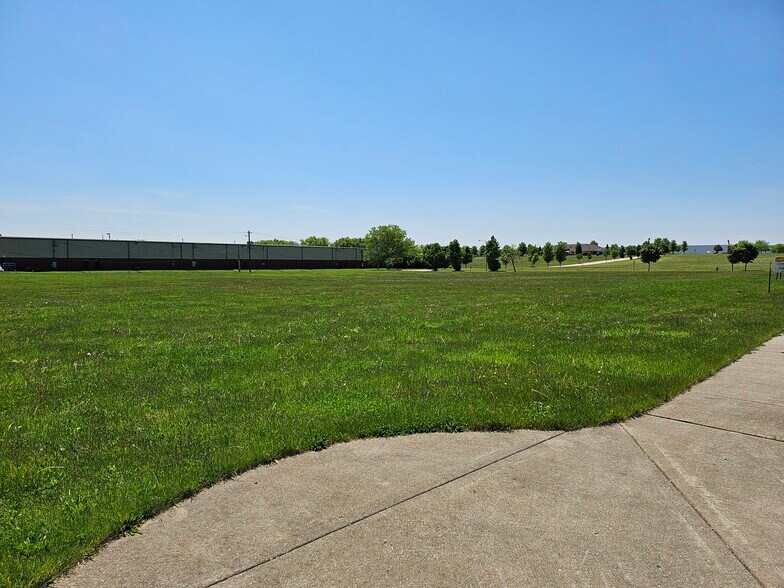 Kaper Dr, Cary, IL à vendre - Photo du bâtiment - Image 3 de 12