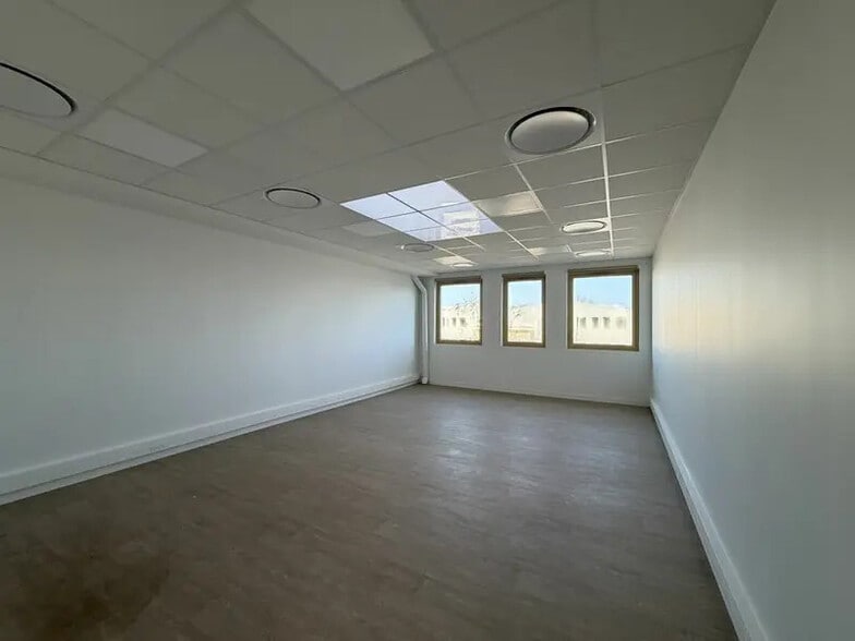 22 Rue Marius Grosso, Vaulx-en-Velin for lease - Interior Photo - Image 3 of 30