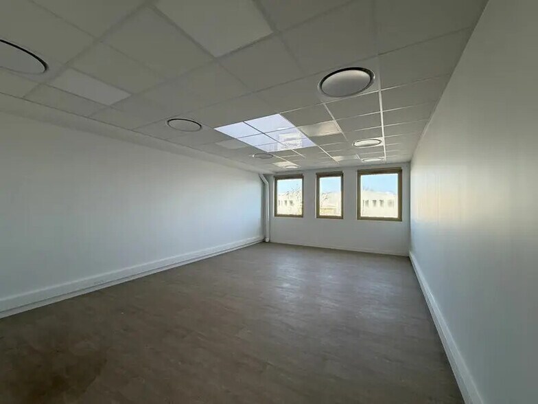 Flex in Vaulx-en-Velin for lease - Interior Photo - Image 3 of 18