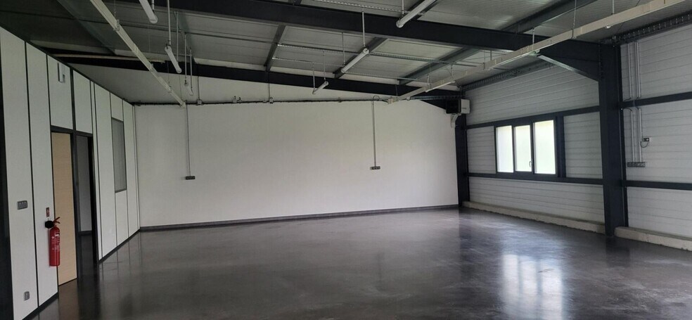 Flex in Limoges for lease - Interior Photo - Image 2 of 6