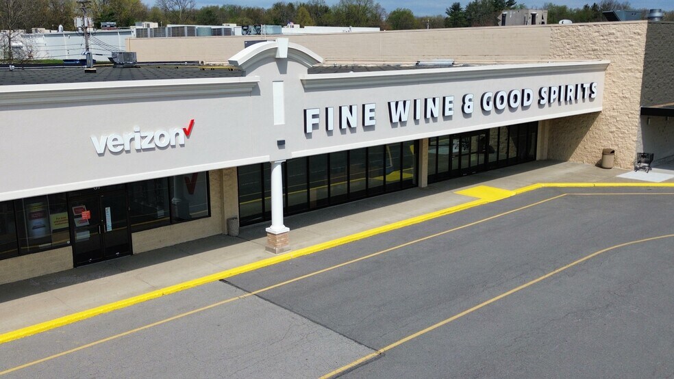 15-49 Pine Grove Sq, Grove City, PA à louer - Photo du bâtiment - Image 2 de 6