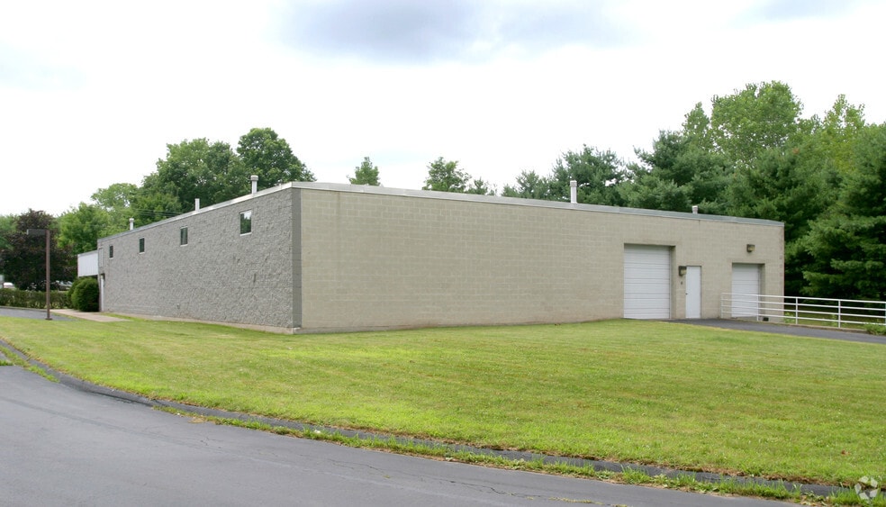 28 Britton Dr, Bloomfield, CT à vendre - Photo du bâtiment - Image 3 de 4