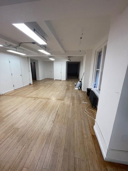 309 W 57th St, New York, NY for lease - Interior Photo - Image 2 of 10