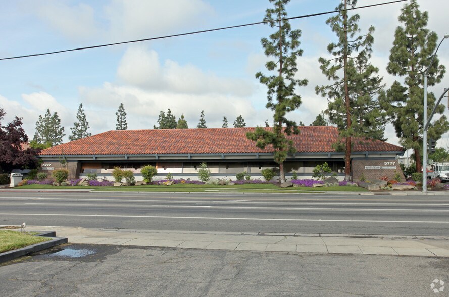 5777 N Fresno St, Fresno, CA à vendre - Photo du bâtiment - Image 3 de 4