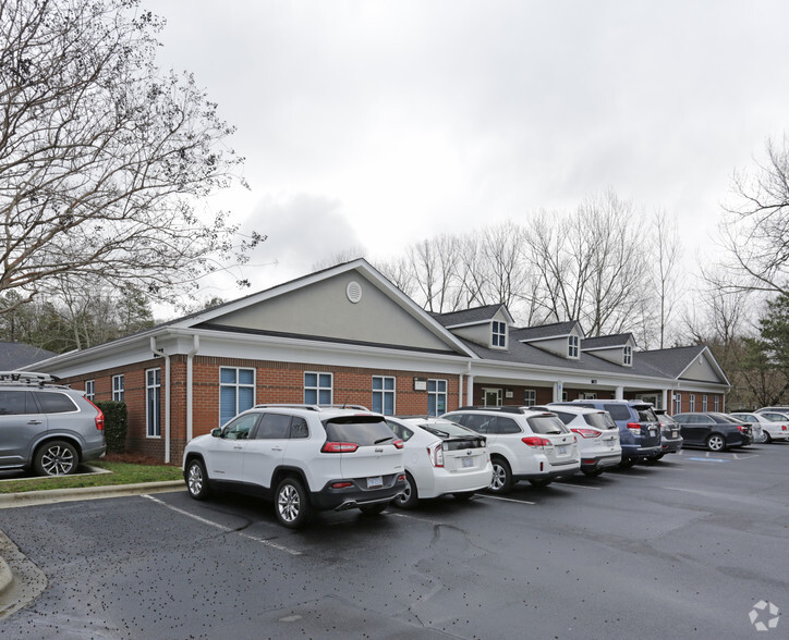 8033 Corporate Center Dr, Charlotte, NC for lease - Primary Photo - Image 1 of 17