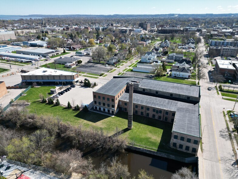 42 S Brooke St, Fond Du Lac, WI à vendre - Photo du bâtiment - Image 2 de 17
