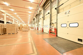 Industrial in Saint-Quentin-Fallavier for sale Building Photo- Image 2 of 3