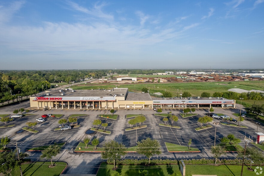 2004-2032 N Main St, Pearland, TX à louer - Photo du bâtiment - Image 2 de 10