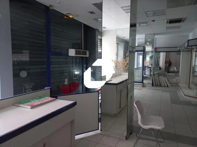 Retail in Lille for lease - Interior Photo - Image 2 of 4