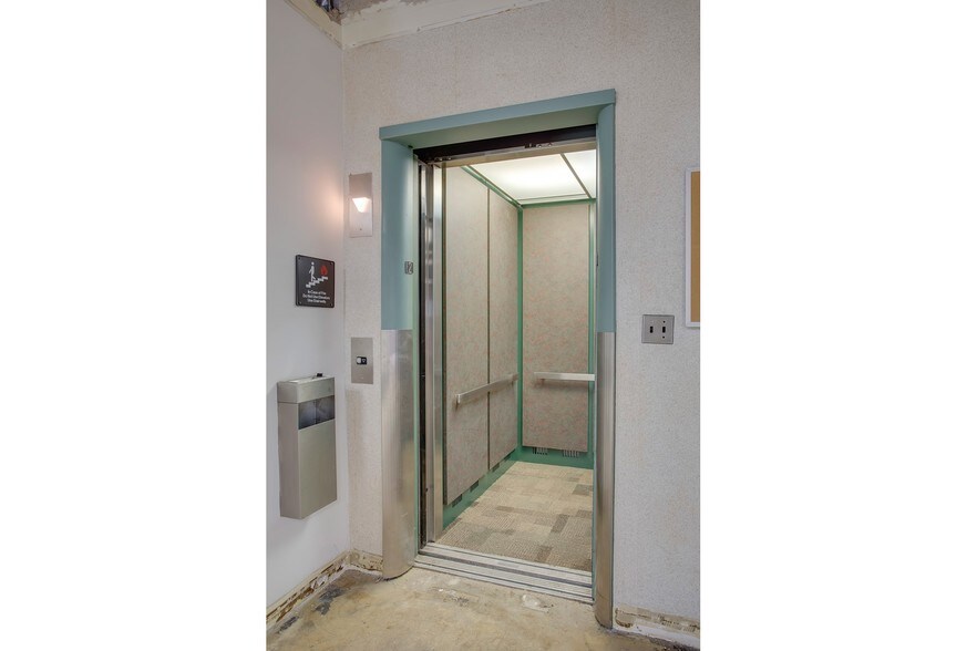 201 N Randolph St, Champaign, IL for lease - Interior Photo - Image 2 of 47