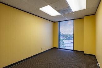 1919 N Loop W, Houston, TX for lease Building Photo- Image 2 of 3