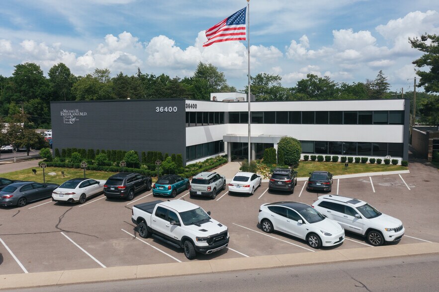 36400 Woodward Ave, Bloomfield Hills, MI à louer - Photo du bâtiment - Image 3 de 7