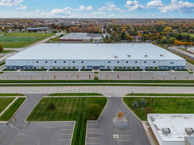 52017 Sierra Dr, New Baltimore, MI à louer - Photo du bâtiment - Image 2 de 5