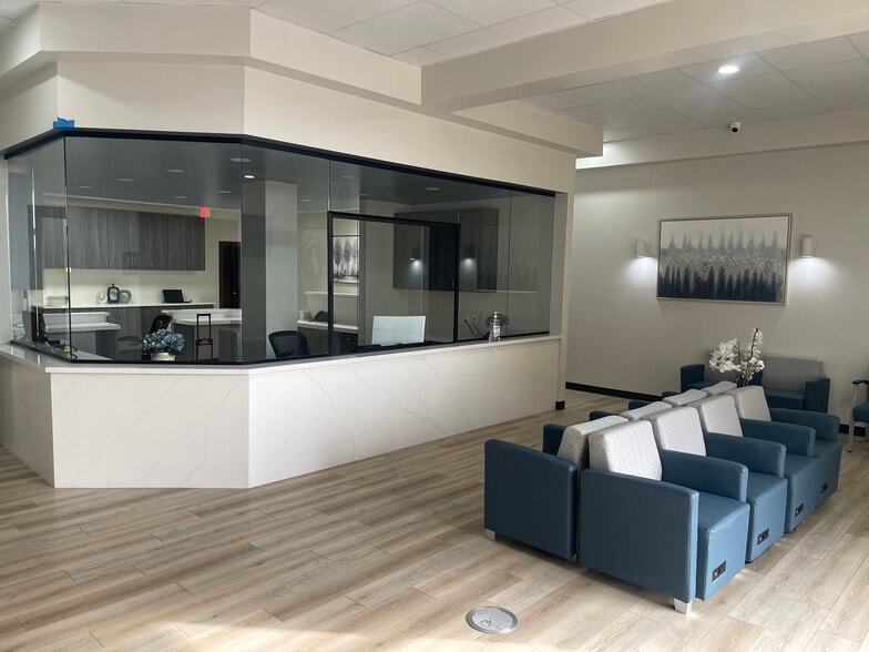 1915 S Zapata Hwy, Laredo, TX for lease - Lobby - Image 2 of 31