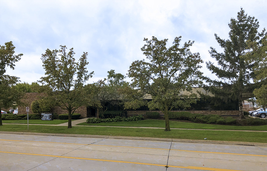 25869 Kelly Rd, Roseville, MI for lease - Building Photo - Image 1 of 2