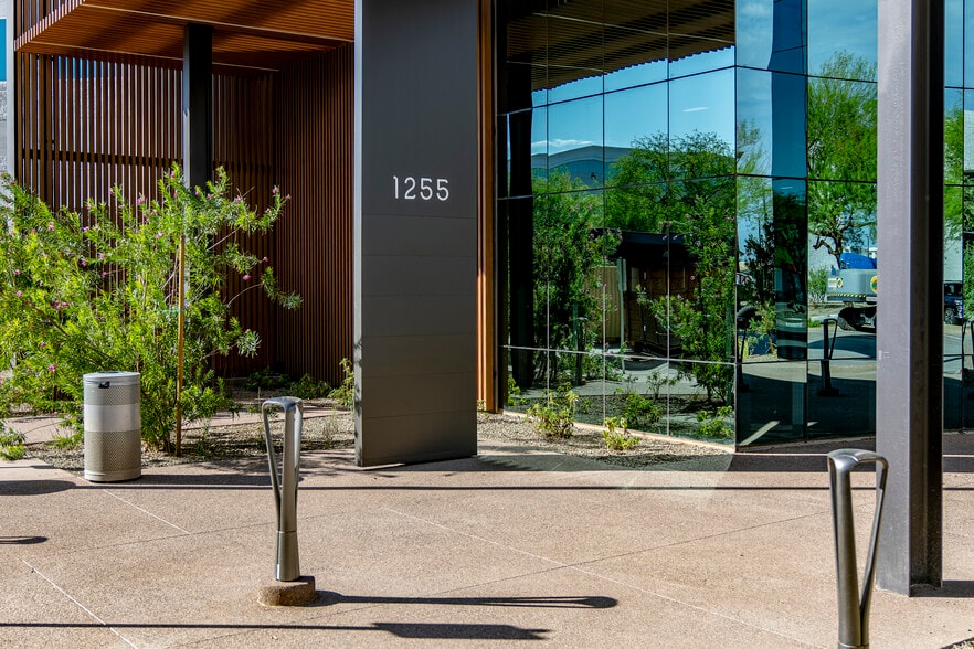 1255 W Washington St, Tempe, AZ à vendre - Photo du bâtiment - Image 2 de 14