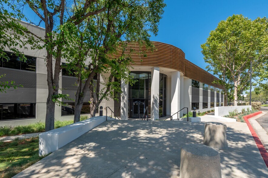 30601 Agoura Rd, Agoura Hills, CA à louer - Photo du bâtiment - Image 1 de 5