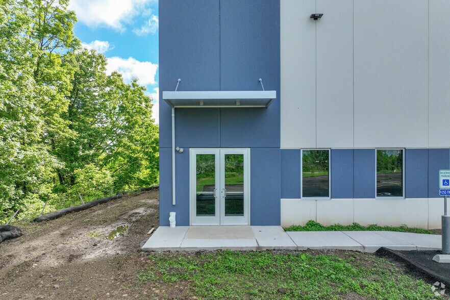 233 Northpointe blvd, Freeport, PA à louer - Photo du bâtiment - Image 2 de 6