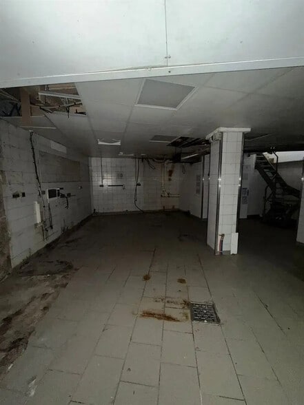 Retail in Paris for lease - Interior Photo - Image 3 of 4