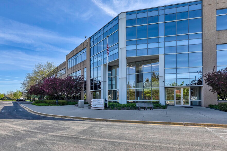 544 Lakeview Pkwy, Vernon Hills, IL à louer - Photo du bâtiment - Image 3 de 16