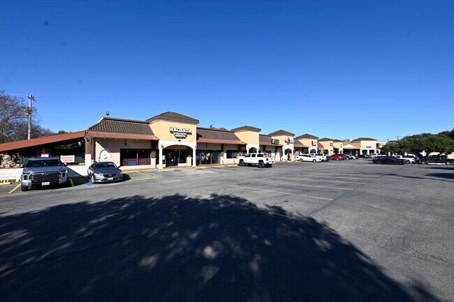 Plus de détails pour 431-459 McCarty Rd, San Antonio, TX - Commerce de détail à louer