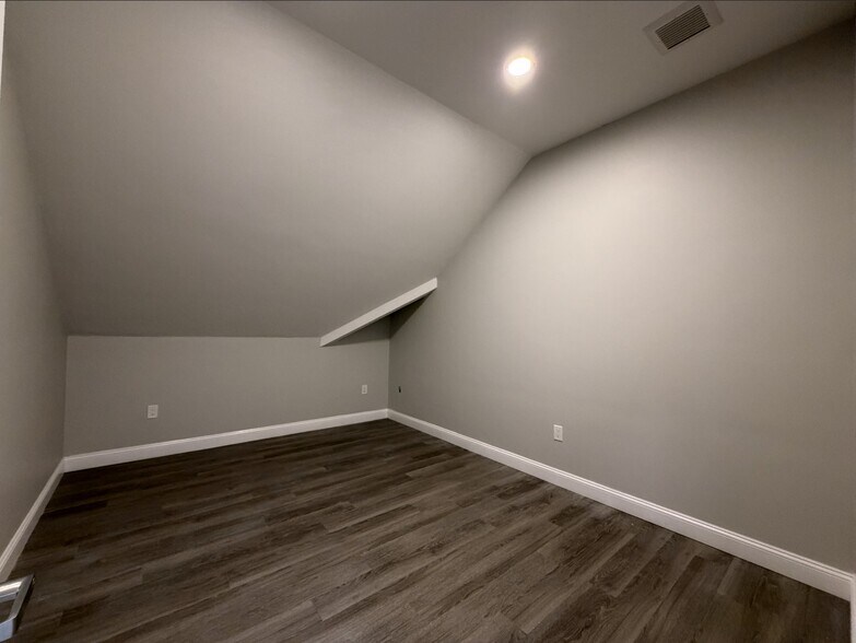 2 Peter Rd, Bristol, RI à louer - Photo du bâtiment - Image 2 de 10