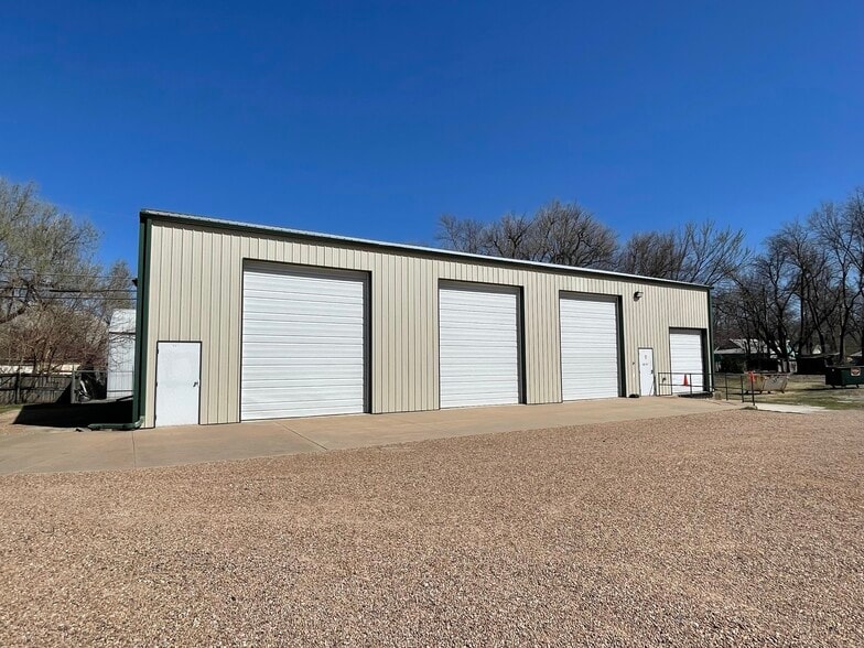 325 W 6th Ave, El Dorado, KS for lease - Building Photo - Image 2 of 5