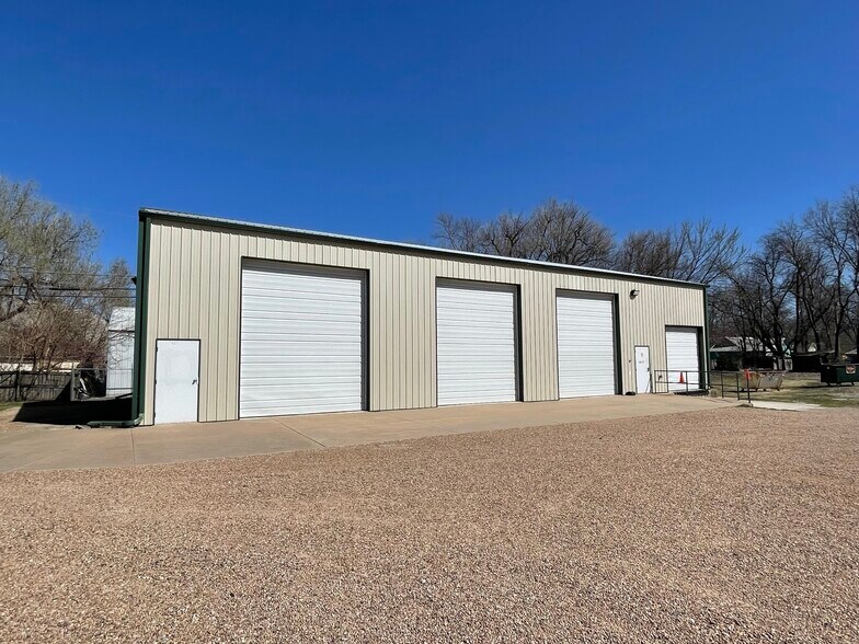 325 W 6th Ave, El Dorado, KS à louer - Photo du bâtiment - Image 2 de 5