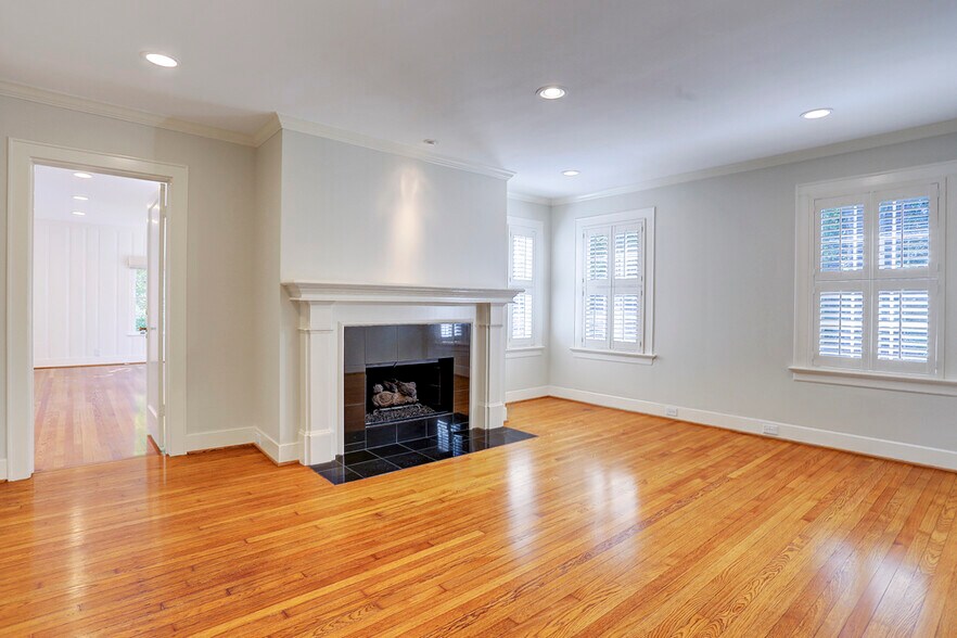 1105 Milford St, Houston, TX for lease - Interior Photo - Image 2 of 14