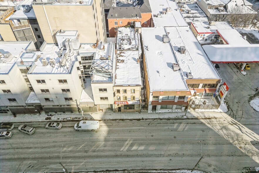 135 Jarvis St, Toronto, ON à vendre - Photo du bâtiment - Image 2 de 9