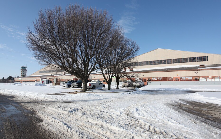 15360 Hangar Rd, Kansas City, MO à louer - Photo du bâtiment - Image 2 de 3
