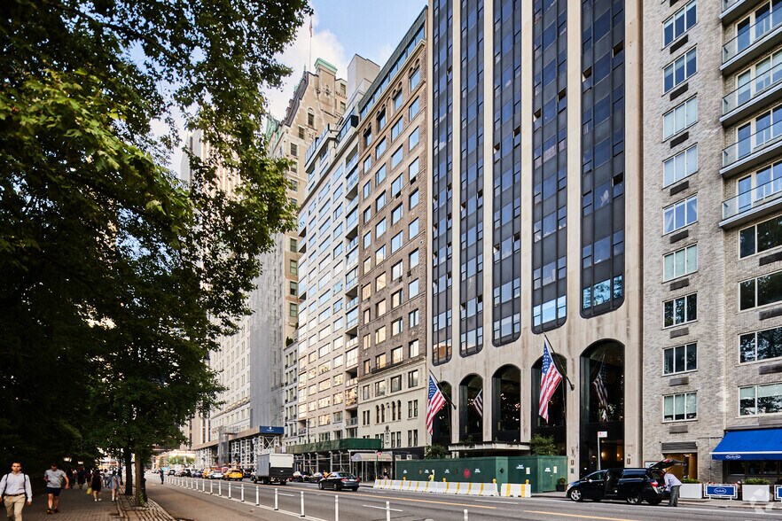 30 Central Park S, New York, NY à vendre - Photo du bâtiment - Image 1 de 4