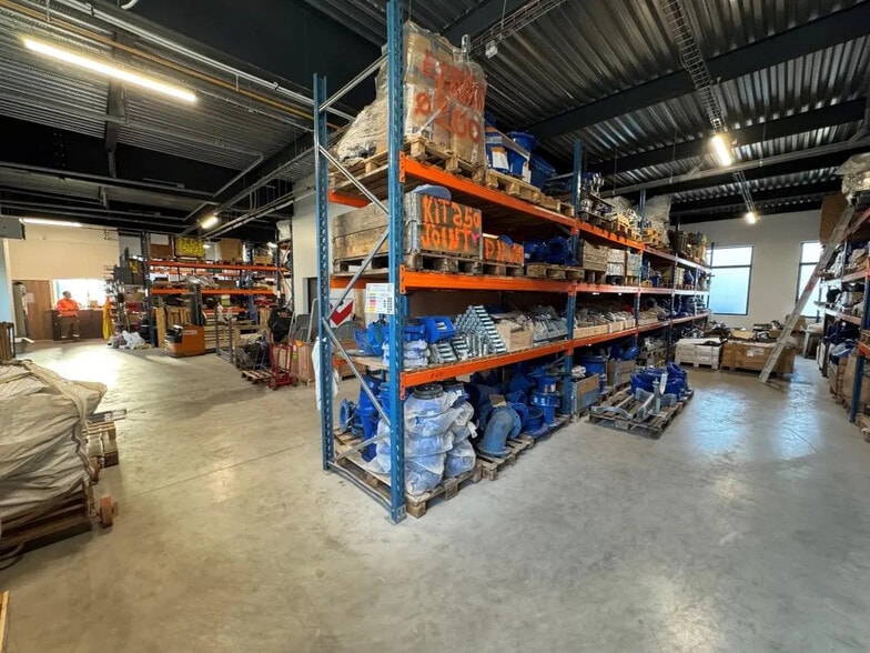 Flex in Gennevilliers for lease - Interior Photo - Image 1 of 9