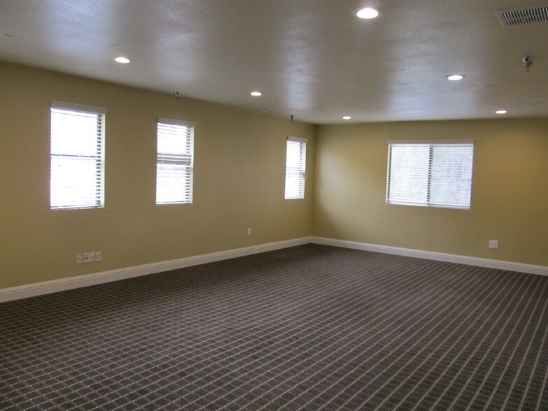 1012 Sutton Way, Grass Valley, CA à louer - Photo intérieure - Image 3 de 17