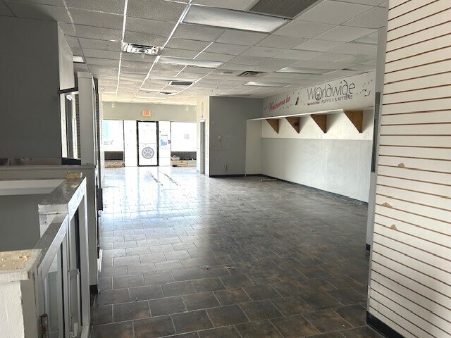 2560 Sunrise Hwy, Bellmore, NY à louer - Photo intérieure - Image 2 de 10