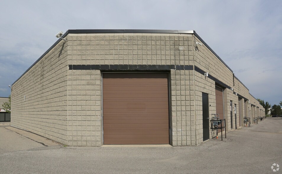 4 Vata Ct, Aurora, ON for lease - Building Photo - Image 2 of 7